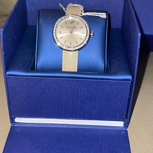 Authentic Swarovski crystal Daytime watch inlined w/crystals in the bezel MOP - Picture 2 of 6